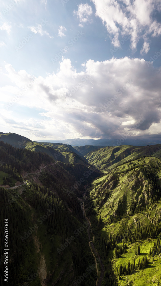 Naklejka premium Mountains with a cloud day.
