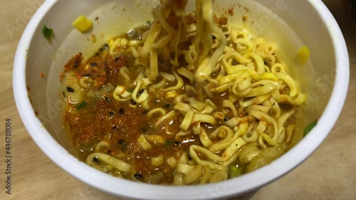 七味を入れたカレーヌードルを食べます。カップ麺/インスタントラーメン。食生活