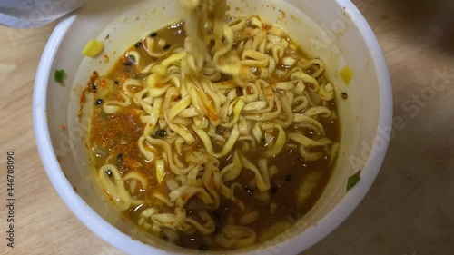 七味を入れたカレーヌードルを食べます。カップ麺/インスタントラーメン。食生活