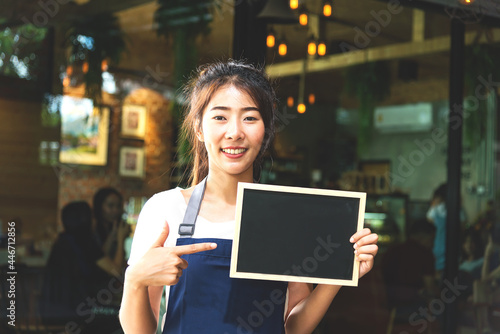 Barista asian women holding label Coffee order in the coffee shop. Service Concept