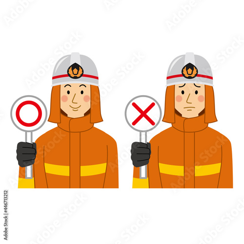 ○×の札を上げる男性