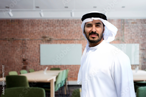 Φωτογραφία Arab man on Middle East men dress called Kandura Ghutra