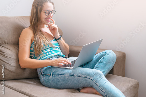 Mulher jovem estudando em casa notebook bate papo online home office photo