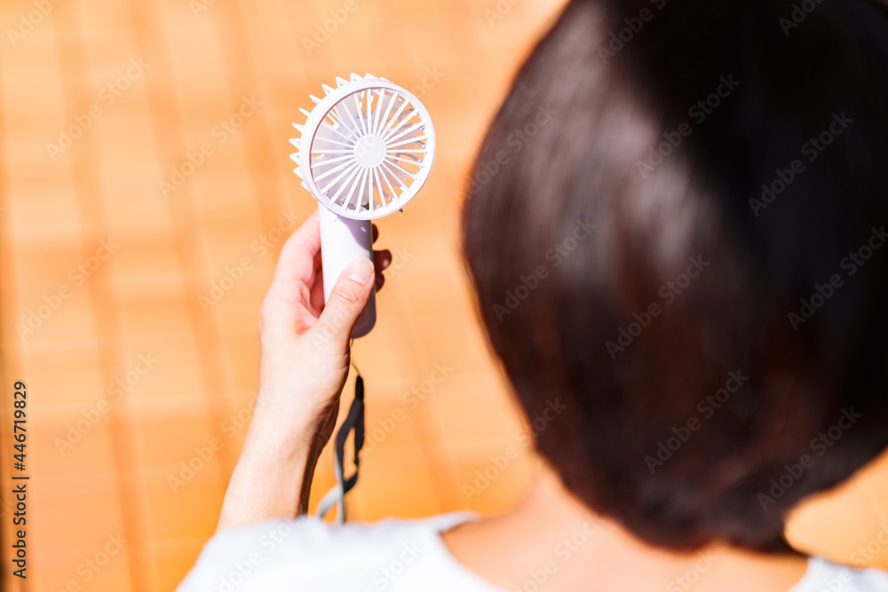 Naklejka premium ハンディ扇風機 ハンディファン マスク無し 【 夏 の イメージ 】