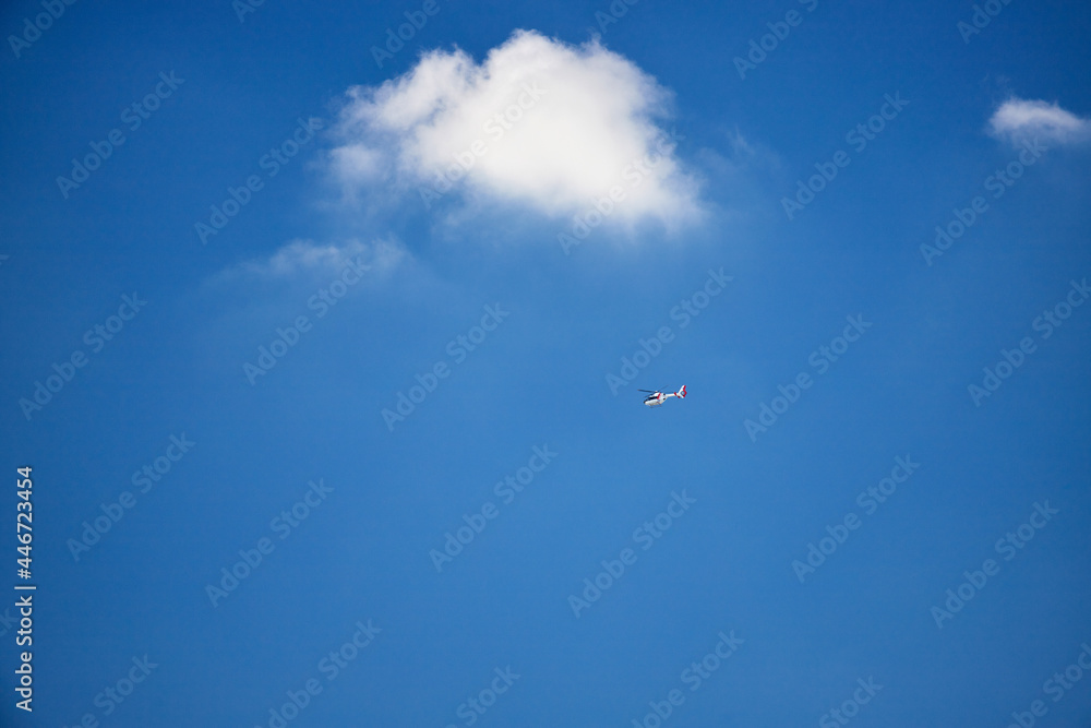 夏の綺麗な青空と飛んでいるヘリコプターの風景