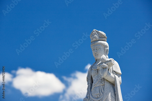 夏の青空と観音の仏像の風景 © zheng qiang