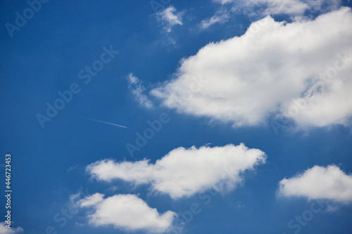 夏の綺麗な青空と飛んでいる飛行機の風景