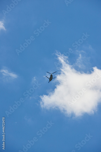 夏の綺麗な青空と飛んでいるヘリコプターの風景