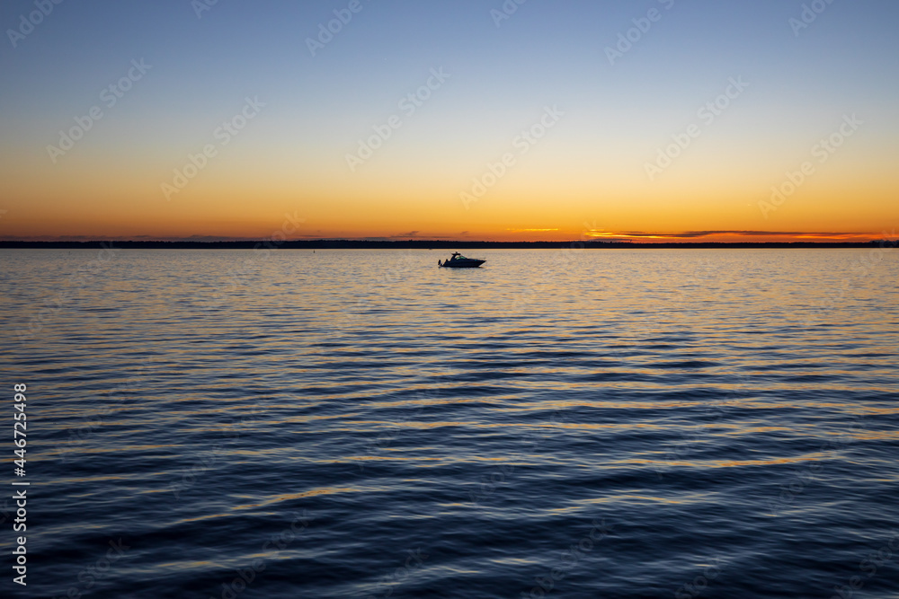 Obraz premium Sunset at Bellingham Bay, Washington. Cornwall Beach Park. Blue hour ocean view.