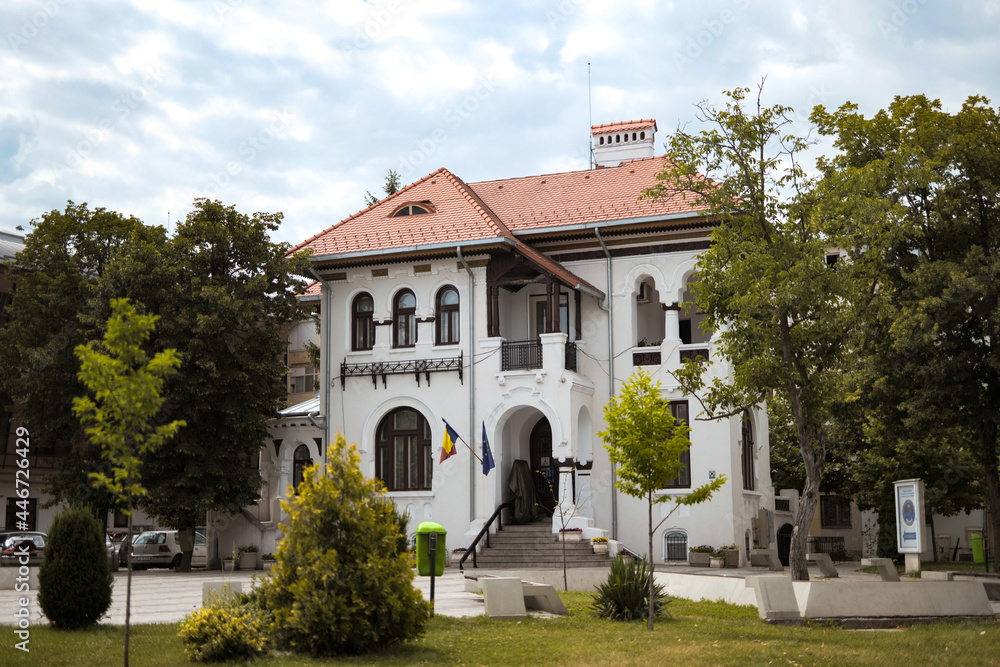 Curtea de apel in Pitesti on a sunny day.