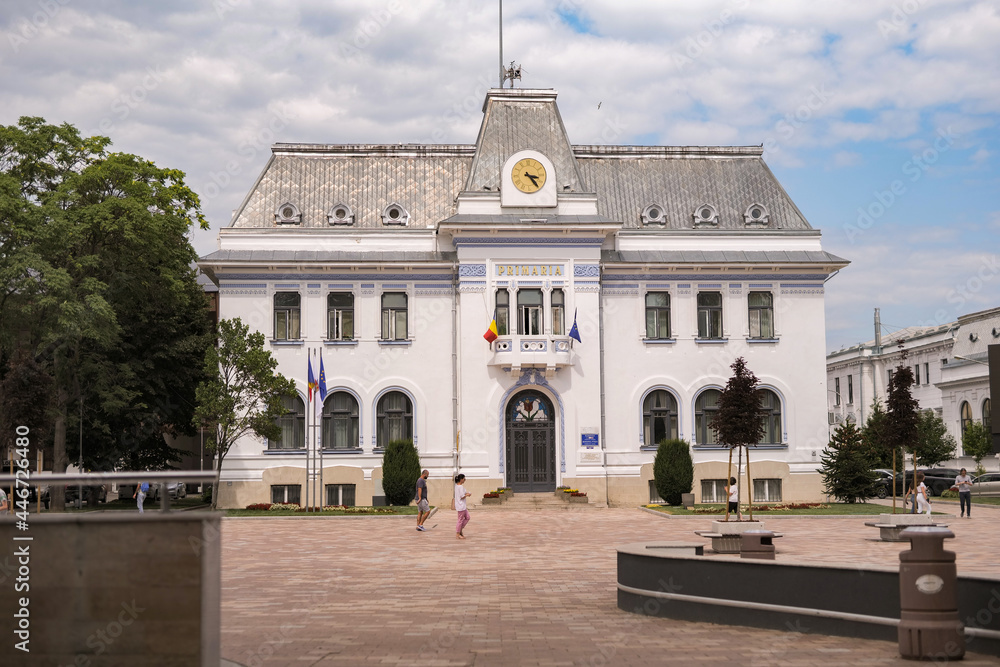 Curtea de apel in Pitesti on a sunny day.