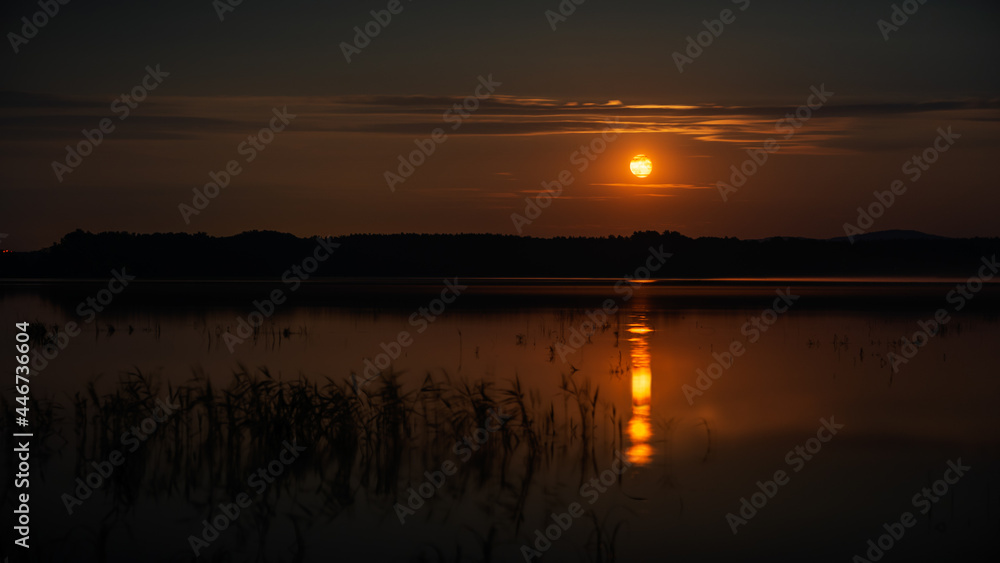 Fototapeta premium Full Moon Rising - Vollmond über dem See