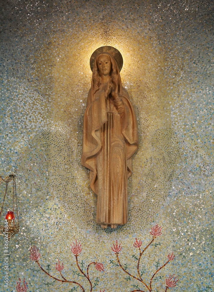Fototapeta premium Elementy religijne chrześcijaństwa; kościół i ołtarz