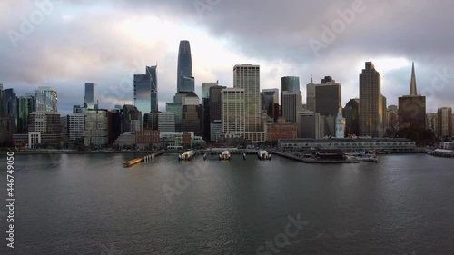Wallpaper Mural 4K 30fps Tracking Up Aerial Drone Footage of San Francisco City Skyline and the SF California Bay - Epic Skyscrapers, piers and harbors, Port of San Francisco Building, Stormy Sunset, Waterfront Coast Torontodigital.ca