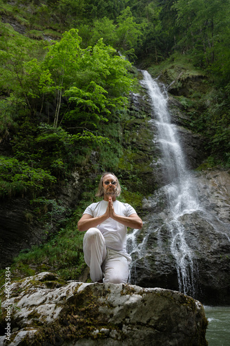 Yogagebet am Wasserfall