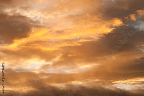 Fototapeta Naklejka Na Ścianę i Meble -  The morning sky was warm, with beautiful orange clouds.