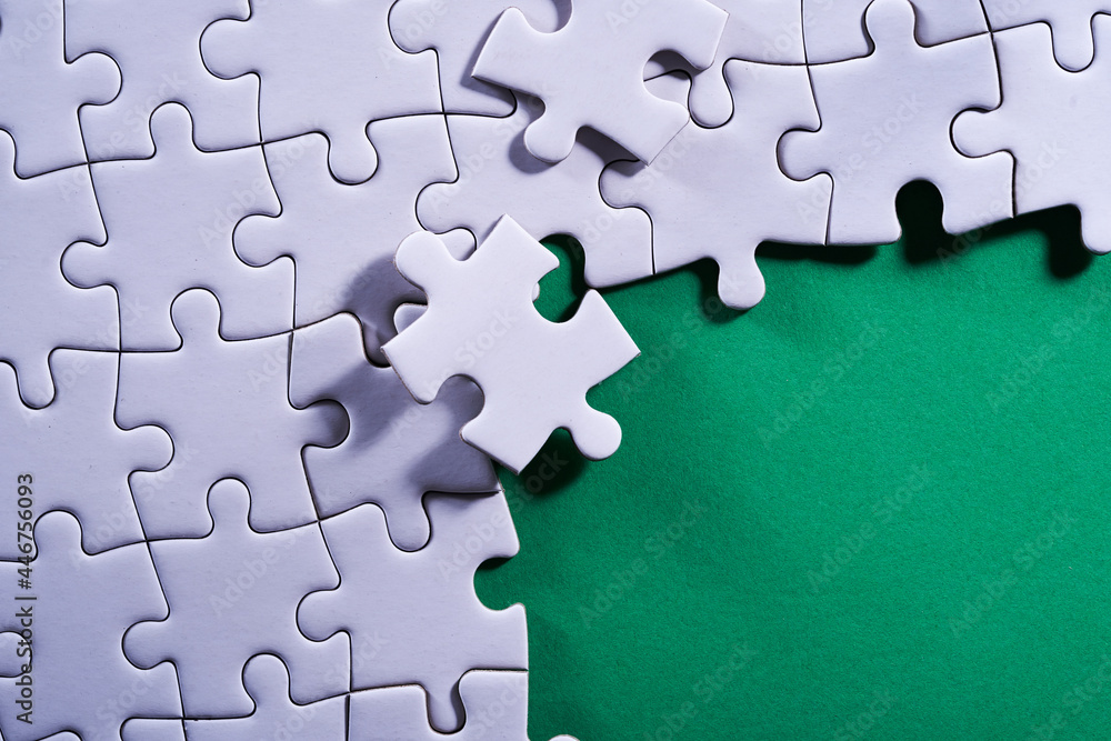 Obraz premium incompleted jigsaw puzzle on green background