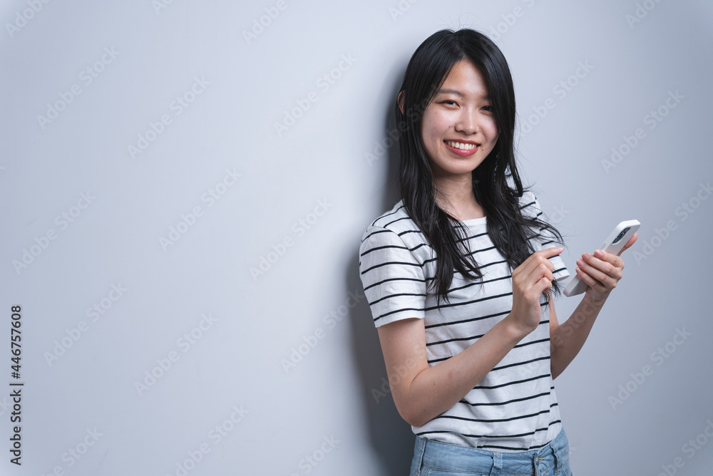 携帯電話を使う女性 携帯電話を使う女性