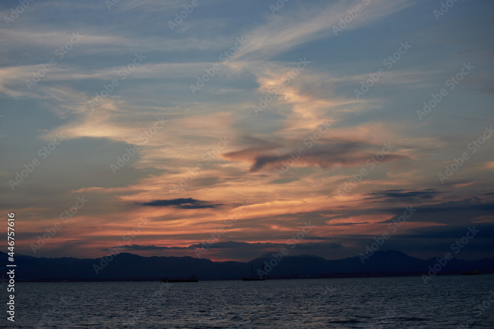 夏の伊勢湾の綺麗な夕焼けの風景