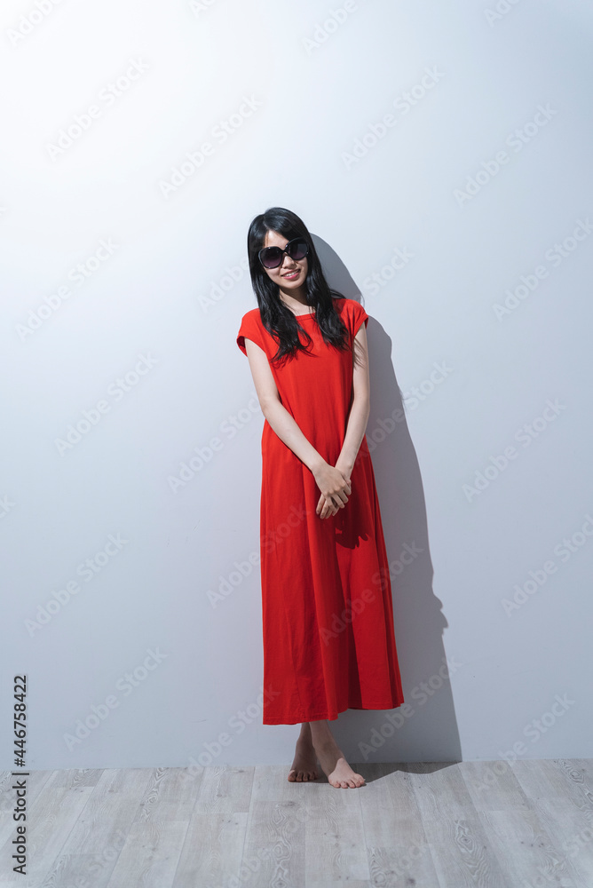 Obraz premium 赤いワンピースの女性