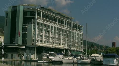 Bâtiment bordant le port du lac, Neuchâtel.