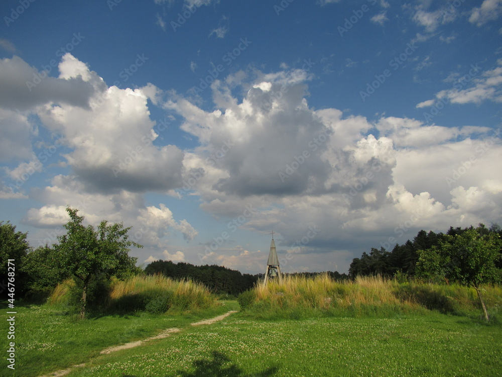 Glockenturm in der Landschaft Glockenturm in der Landschaft