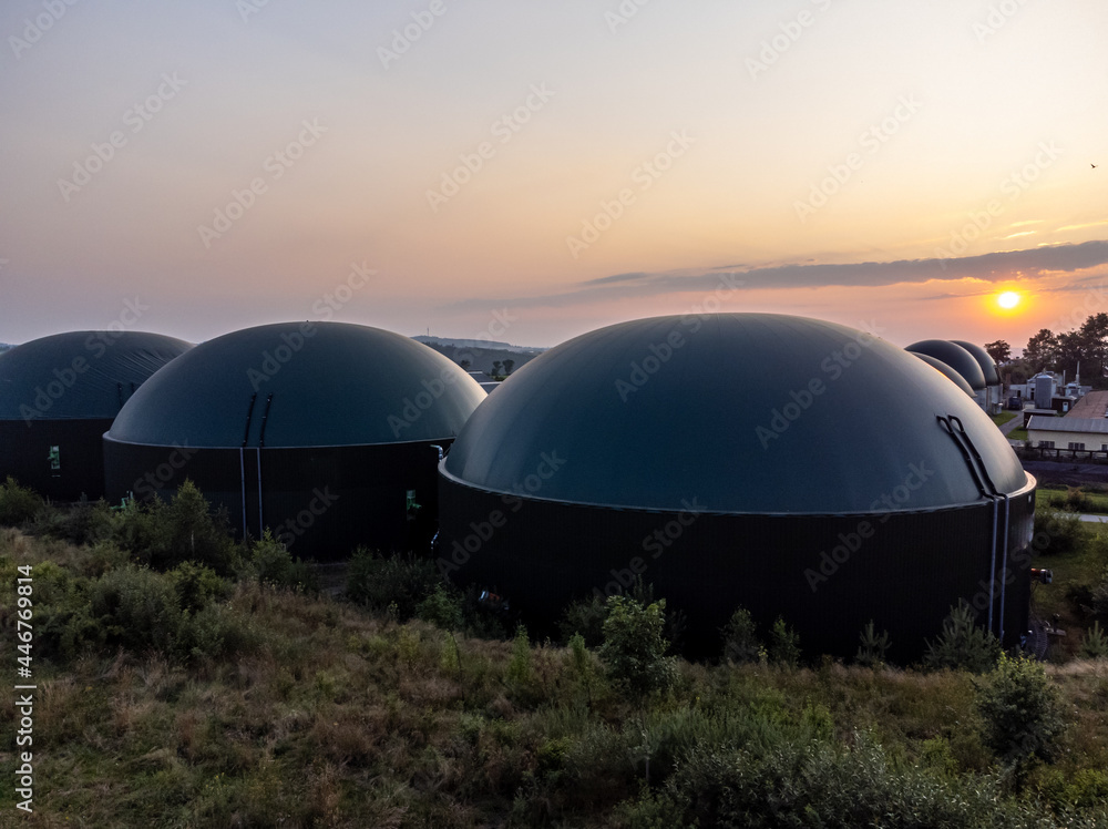 Obraz premium Biogasanlage mit einem Sonnenuntergang