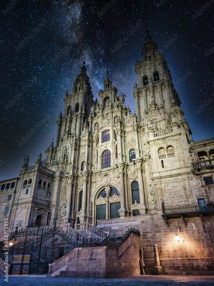 Hermosa fachada del Obradoiro de la catedral barroca y gótica de Santiago de Compostela por la noche, España