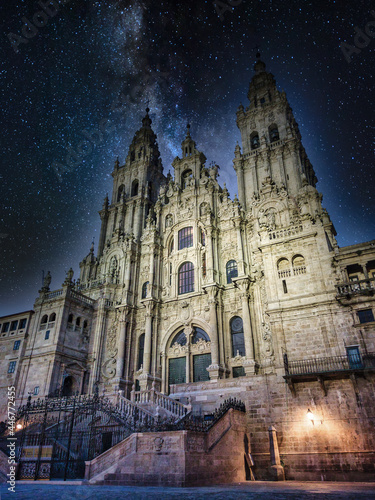 Hermosa fachada del Obradoiro de la catedral barroca y gótica de Santiago de Compostela por la noche, España