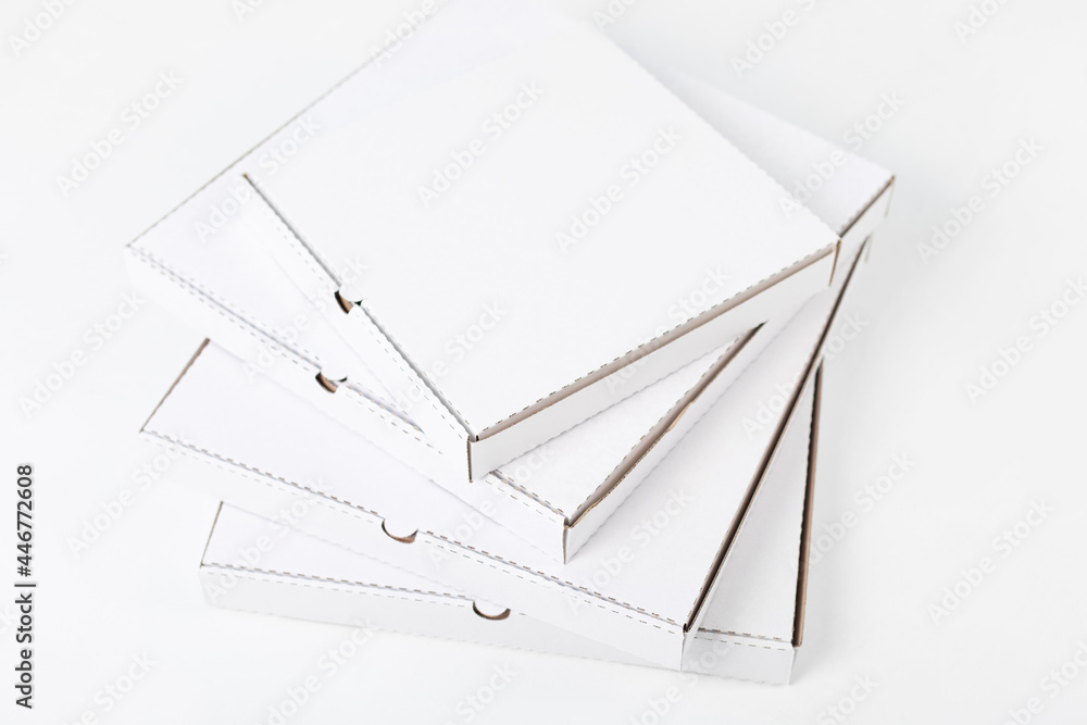 Naklejka premium White blank pizza boxes on white background. Mock-up.
