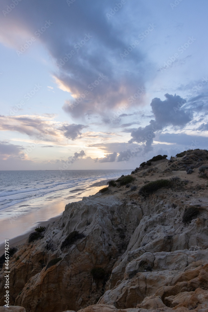 unas vistas de la bella playa de Mazagon, situada en la provincia de Huelva, España. Con sus acantilados, pinos, dunas ,
 vegetacion verde y un cielo con nubes. Atardeceres preciosos