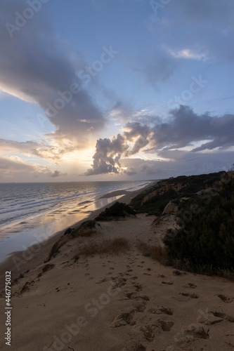 unas vistas de la bella playa de Mazagon, situada en la provincia de Huelva, España. Con sus acantilados, pinos, dunas , vegetacion verde y un cielo con nubes. Atardeceres preciosos