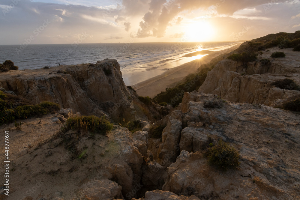 unas vistas de la bella playa de Mazagon, situada en la provincia de Huelva,España.Con sus acantilados,pinos,dunas ,vegetacion verde y un cielo con nubes. Atardeceres preciosos