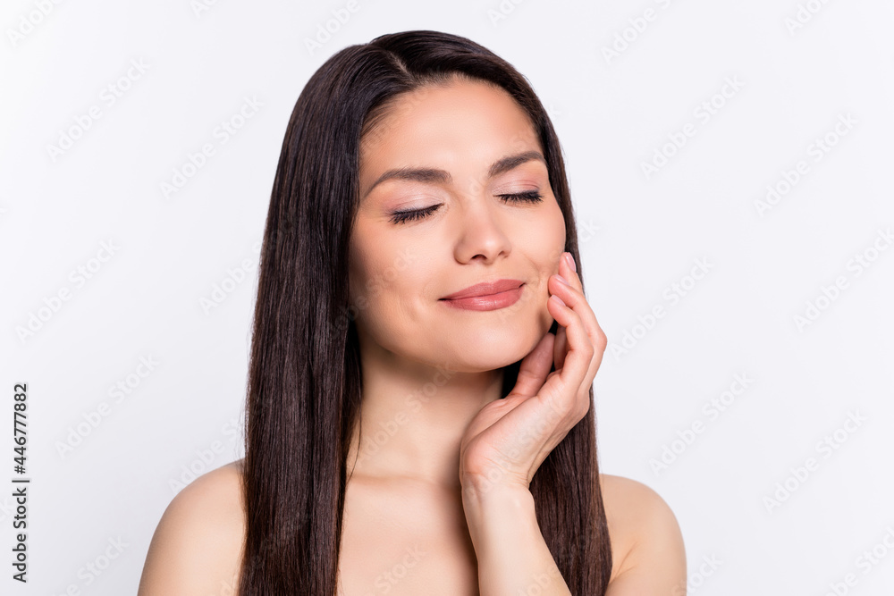 Photo portrait brunette woman smiling touching soft skin after shower isolated white color background copyspace Photo portrait brunette woman smiling touching soft skin after shower isolated white color background copyspace