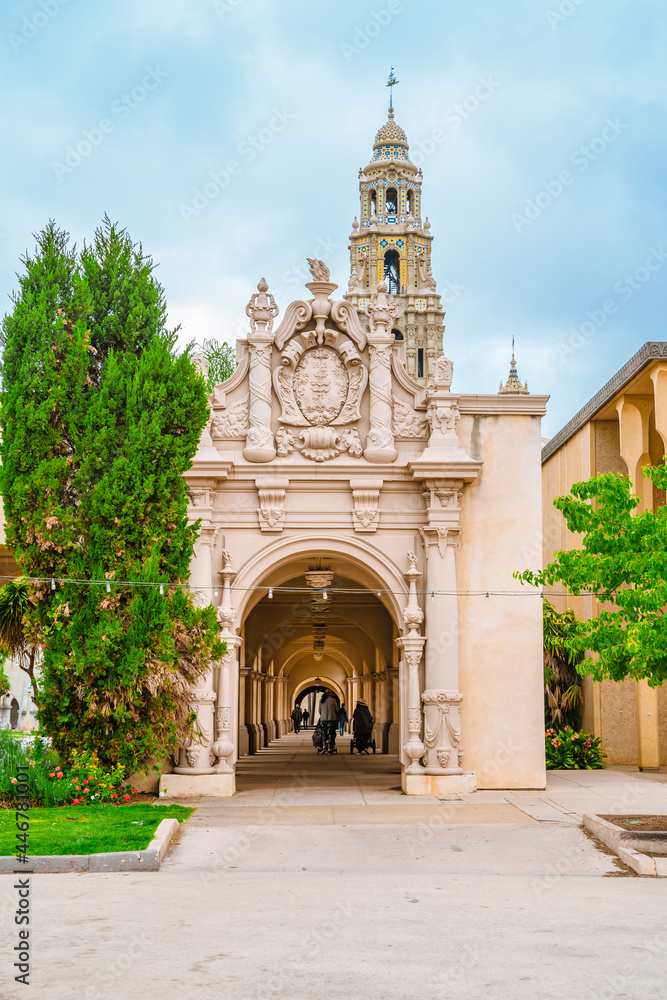 Fototapeta premium Spanish arches with beautiful architecture in Balboa Park in San Diego