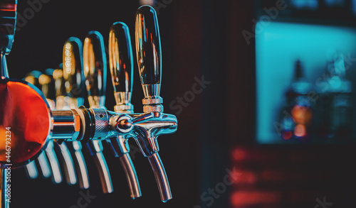 Foto many beer taps in bar or pub