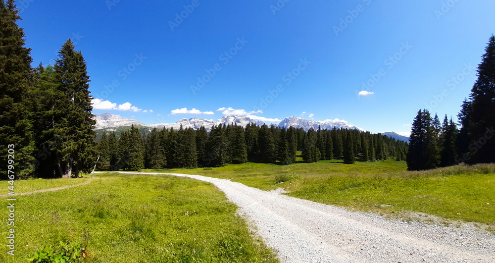 Vista panoramica sulle montagne dal sentiero che porta al rifugio 5 laghi e lago Ritorto, viaggi e paesaggi in Italia