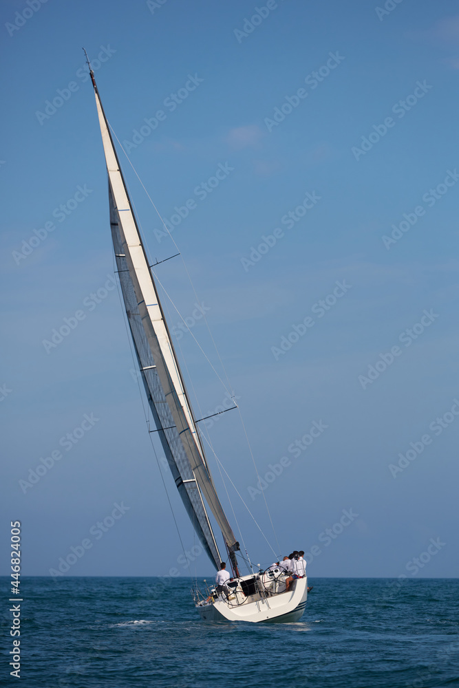 Naklejka premium sailing yacht regatta. Sailing yachts are competing. Cruising sailing yachts.