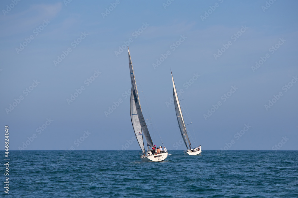 Naklejka premium sailing yacht regatta. Sailing yachts are competing. Cruising sailing yachts.