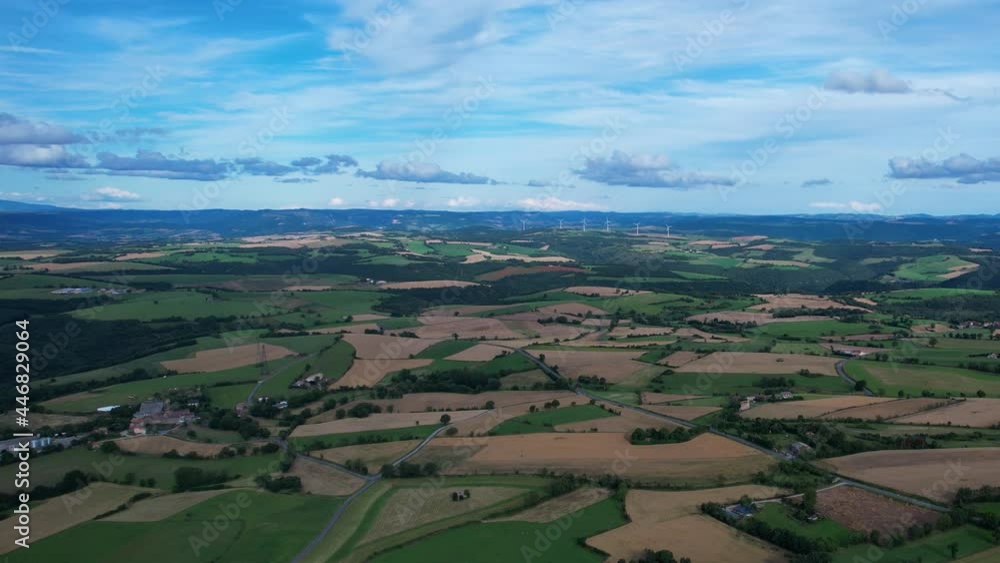Région d'Aveyron en France et ses Paysages Vert au ciel bleu, ses Pâturages et Champs d'Agriculture pour une Écologie avec des Énergies renouvelables et du Recyclage. Région d'Aveyron en France et ses Paysages Vert au ciel bleu, ses Pâturages et Champs d'Agriculture pour une Écologie avec des Énergies renouvelables et du Recyclage.