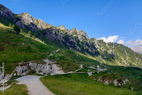 Vista panoramica sulle montagne al lago Ritorto in Trentino, viaggi e paesaggi nel Parco Adamello-Brenta sulle dolomiti in Italia