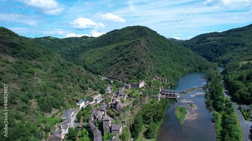 Brousse-le-Château en Aveyron. Village de France. Château datant du Moyen Âge. Paysage verdoyant et montagne avec rivière.