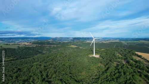 Grandes éoliennes dans la région de l'Aveyron en Languedoc Roussillon, Occitanie. Ciel bleu en fin d'après-midi. Nature, écologie et énergies alternatives.
