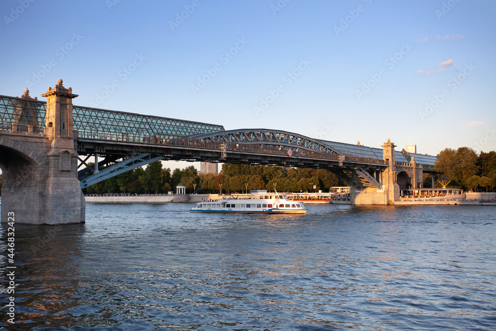 Fototapeta premium View from the embankment to the Bogdan Khmelnitsky Bridge