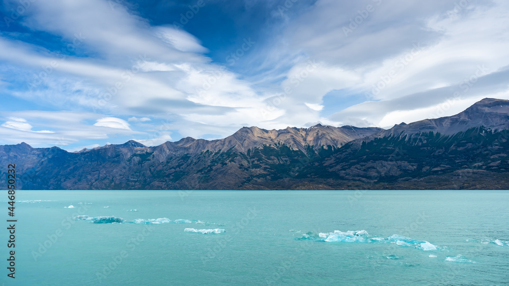 Lago Argentino and small icebergs