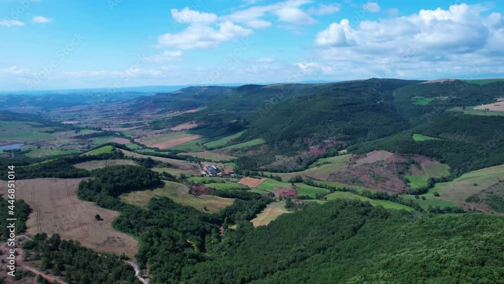 Rougier de Camarès en Aveyron en France. Montagnes et collines rouges d’Occitanie. Forêts, pâturages et champs. Villages de France. Rougier de Camarès en Aveyron en France. Montagnes et collines rouges d’Occitanie. Forêts, pâturages et champs. Villages de France.