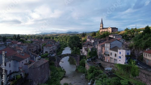 Camarès est un village de France en Aveyron dans la région de l’Occitanie au soleil couchant.
Ancienne église pré-romane. Champs, pâturage, paysages verts, rivières et ciel bleu.
