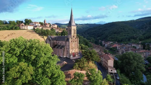 Camarès est un village de France en Aveyron dans la région de l’Occitanie au soleil couchant.
Ancienne église pré-romane. Champs, pâturage, paysages verts, rivières et ciel bleu.