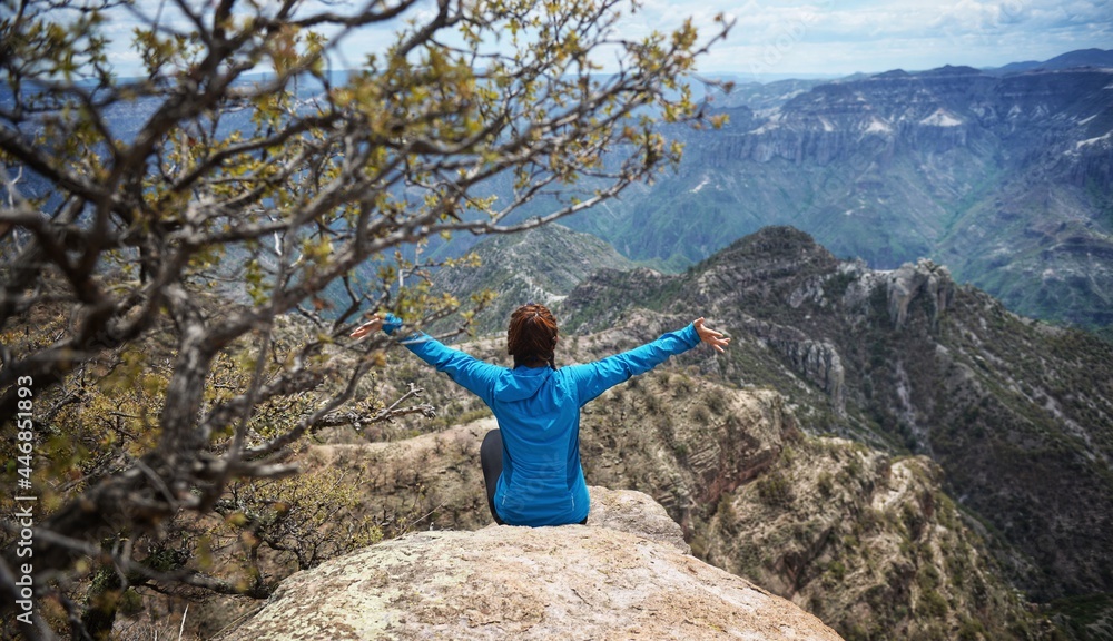 Obraz premium person on the top of the mountain