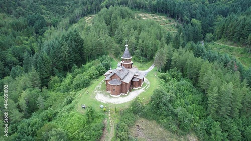 Eglise russe orthodoxe en bois de Sylvanès. En France, dans l’Aveyron en Occitanie. Perdu dans la forêt des Granges de Pessales. Entourée d’arbres et de sapin. Collines.